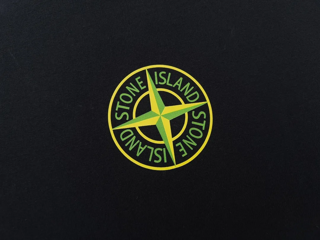 W622#P110 [Stone lsland/Stone Island summer new short-sleeved T-shirt with small compass print on the chest] ⚠️[Original creation with high control of details] - Made of 260 grams of combed cotton with 32-count double yarn, soft and comfortable to the touch, sweat-absorbent and breathable. - Simple, basic and versatile style, original quality, the first choice for couples. - Made in a large factory, four needles and five threads on the shoulder, neat alignment, high quality workmanship. - Same style for men and women, very versatile One piece by hand, the details are clearly visible. Color: Black White Size: M L